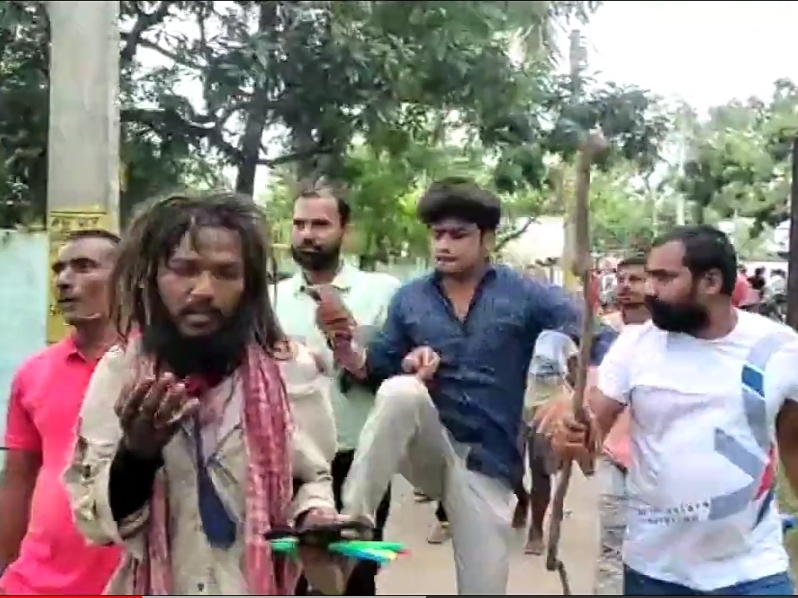 बच्चा चोरी कर भाग रहा था, लोगों ने पकड़ा तो जमकर की धुनाई | The child was  running away by stealing, when people caught him, he thrashed him fiercely.  - Dainik Bhaskar