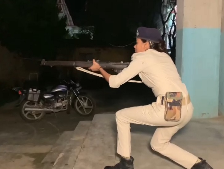 महिला कॉन्स्टेबल का यह एक्शन देखकर एसपी ने इनाम देने की बात कही।