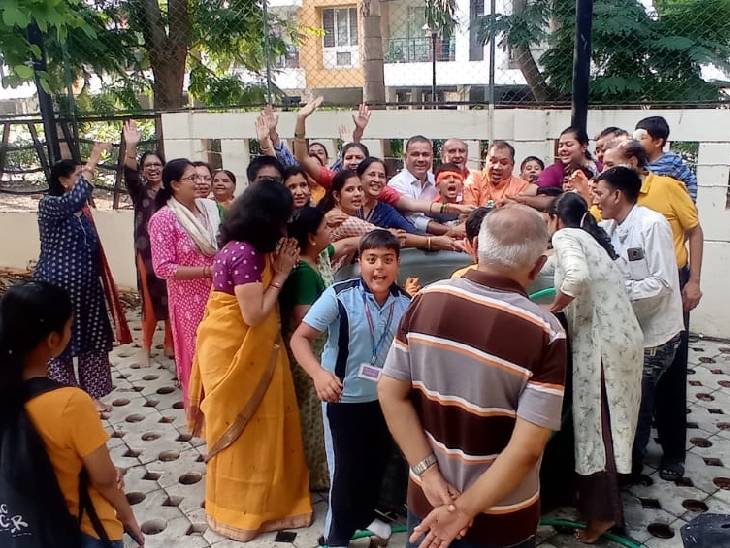 टाउनशिप के रहवासियों ने एक जगह इकट्ठा होकर धूमधाम से गणेश विसर्जन किया।