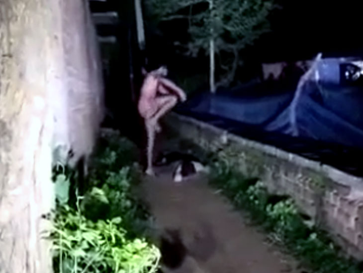 युवक को पीटता आरोपी।