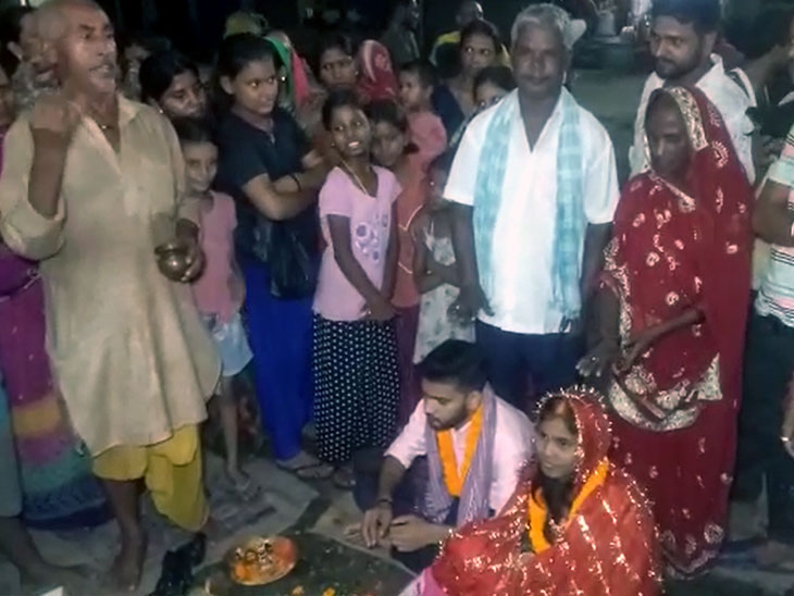 थाना परिसर में ही प्रेमी जोड़े का विवाह संपन्न कराया गया।