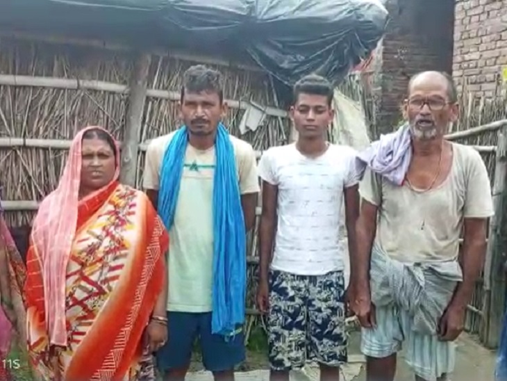 लापता शिक्षिका के परिजन।