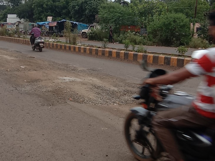 मारुति शोरूम से ओवरब्रिज तक सड़क में गड्ढे ही गड्ढे नजर आते हैं।