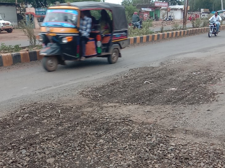 सड़क सुधारने के नाम पर नगरपालिका इस तरह खानापूर्ति कर लेती है।