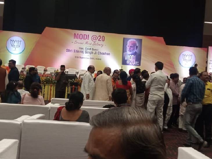 बीसीसी में मंच सजकर तैयार है।