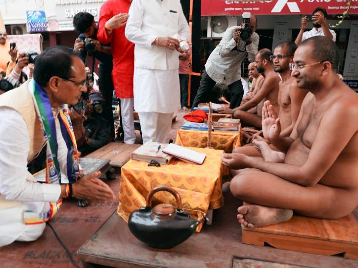 मुनी आदित्य सागरजी महाराज से आशीर्वाद प्राप्त करते हुए मुख्यमंत्री शिवराज सिंह चौहान।