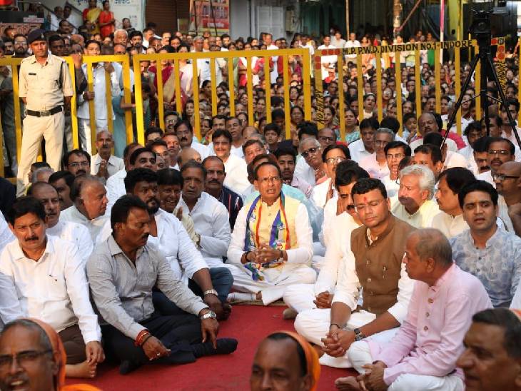 सीएम के साथ मंत्री तुलसी सिलावट, विधायक रमेश मेंदोला, नगर अध्यक्ष गौरव रणदिवे, सांसद शंकर लालवानी सहित भाजपा नेता भी मौजूद रहे।