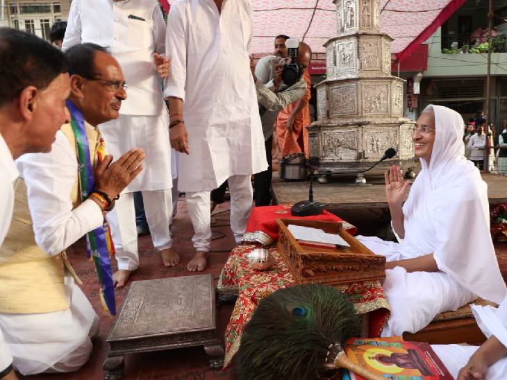 मुख्यमंत्री शिवराज सिंह चौहान ने इतवारिया बाज़ार में पूर्ण मति माताजी का प्रवचन सुना और क्षमा भाव को दुनिया में समस्त समस्याओं के समाधान के लिए प्रभावी बताया।