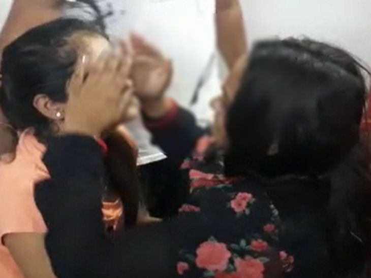 बेटी को सामने देख मां भावुक हो गई। उन्होंने स्टेशन पर ही उसे दुलारा और गले लगा लिया।