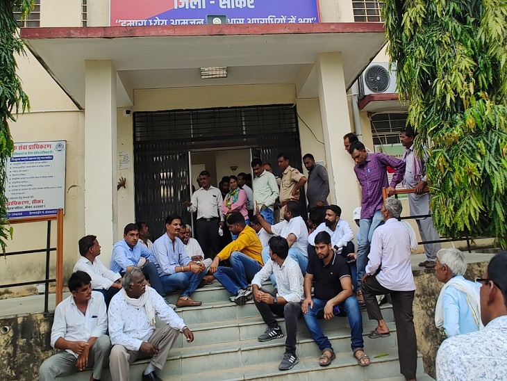 family-members-and-rlp-workers-gheraoed-sadar-police-station-demanding