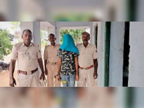 पुलिस के गिरफ्त में बदमाश - Dainik Bhaskar