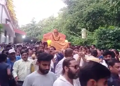 स्वामी स्वरूपानंद सरस्वती को परमहंसी गंगा आश्रम में भू-समाधि दी गई।