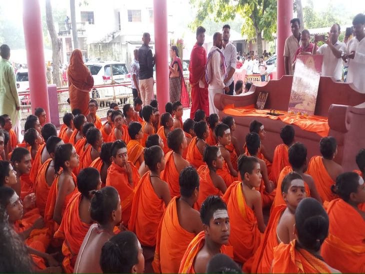 रविवार शाम से आश्रम में शंकराचार्य की गद्दी के सामने करीब 100 बटुक महाराज राम नाम का जाप कर रहे हैं।