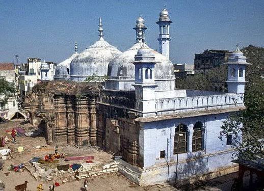 वाराणसी में ज्ञानवापी मस्जिद काशी विश्वनाथ मंदिर के कैंपस में ही है, मस्जिद की एक दीवार किसी मंदिर के अवशेष की तरह नजर आती है।