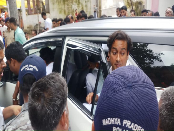 विधायक जयवर्धन सिंह पूर्व सीएम कमलनाथ और पूर्व केंद्रीय मंत्री सुरेश पचौरी के साथ आश्रम पहुंचे।
