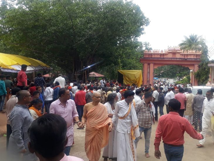आश्रम से 2 किलोमीटर पहले झोतेश्वर गांव के प्रवेश द्वारा पर ही प्रशासन ने ट्रैफिक को रोक दिया है।