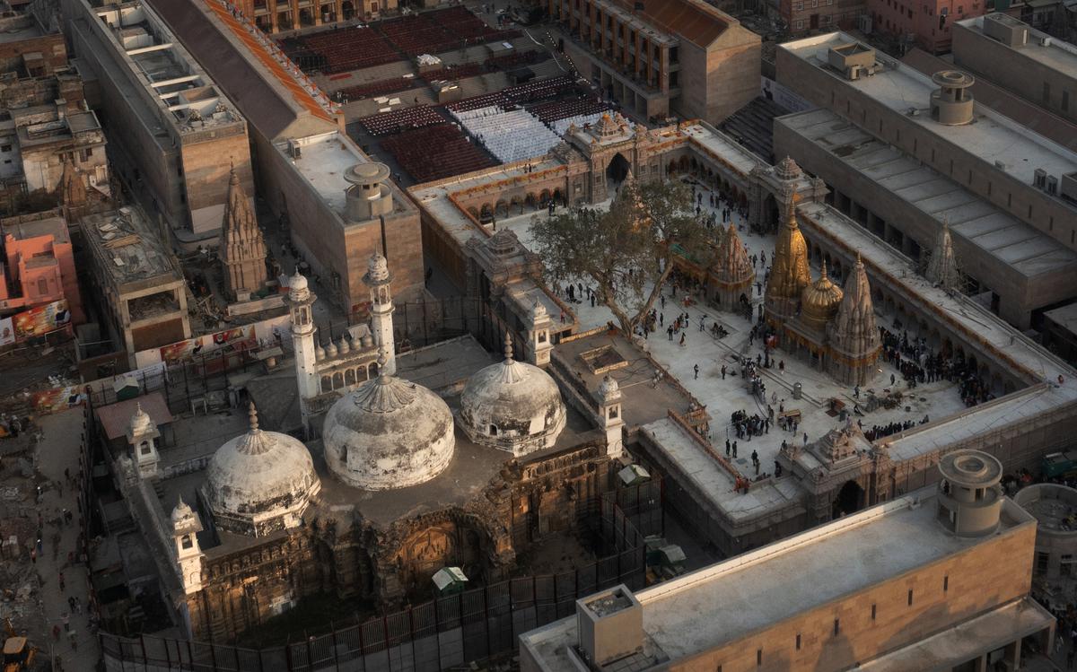 यह काशी विश्वनाथ मंदिर और उस कैंपस में मौजूद ज्ञानवापी मस्जिद का एरियल व्यू है।