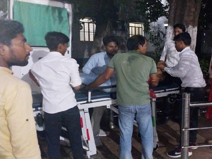 शव का पोस्टमार्टम करवाने पहुंचे परिजन।