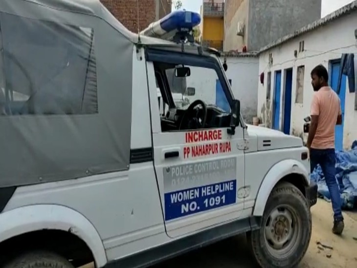 घर के बाहर खड़ी पुलिस पीसीआर।