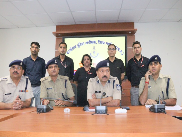 ठगी का खुलासा करती पुलिस