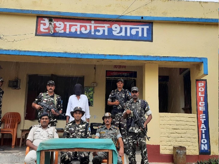 एसएसबी की टीम ने छापेमारी कर नक्सली को पकड़ा। - Dainik Bhaskar