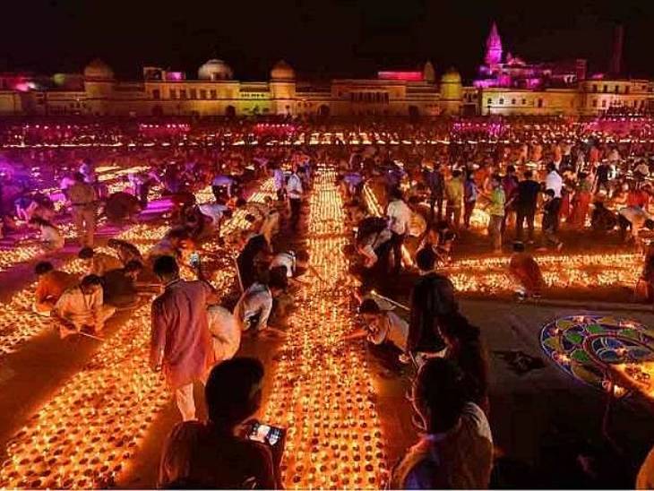 ये तस्वीर पिछले दीपोत्सव की है। इस बार 16 हजार स्वयंसेवी दीप सजाने के लिए जुटेंगे।