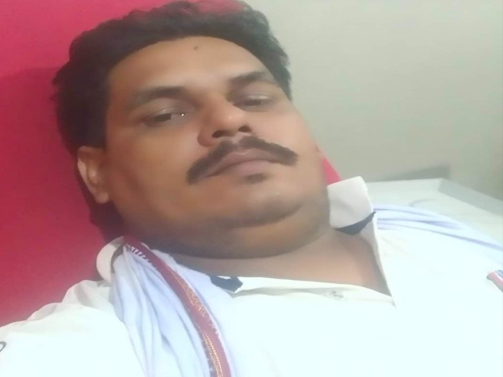 पुलिस हिरासत में लिया गया मुखिया। - Dainik Bhaskar