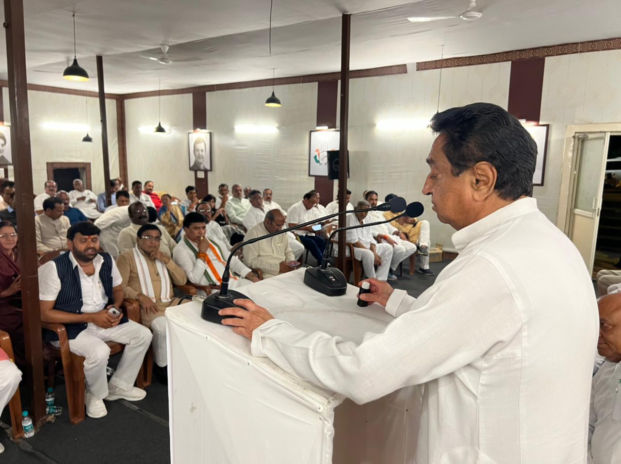 विधायकों को संबोधित करते कमलनाथ