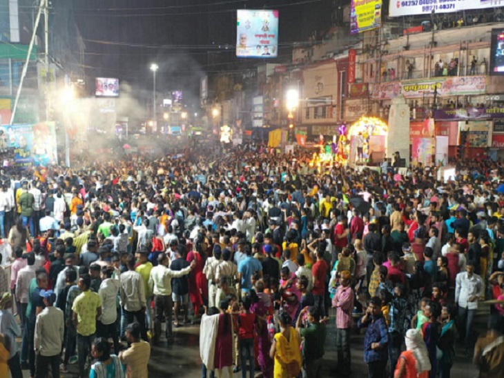 खराब मौसम के बावजूद श्रद्धालुओं का हुजूम मालवीय रोड, पुरानी बस्ती से लाखे नगर होकर रायपुरा तक नजर आया। विसर्जन सुबह तक चला।