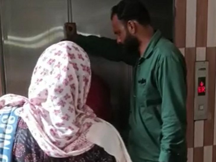 लिफ्ट में बंद बच्चों को कॉफी मशक्कत के बाद बाहर निकाला गया।