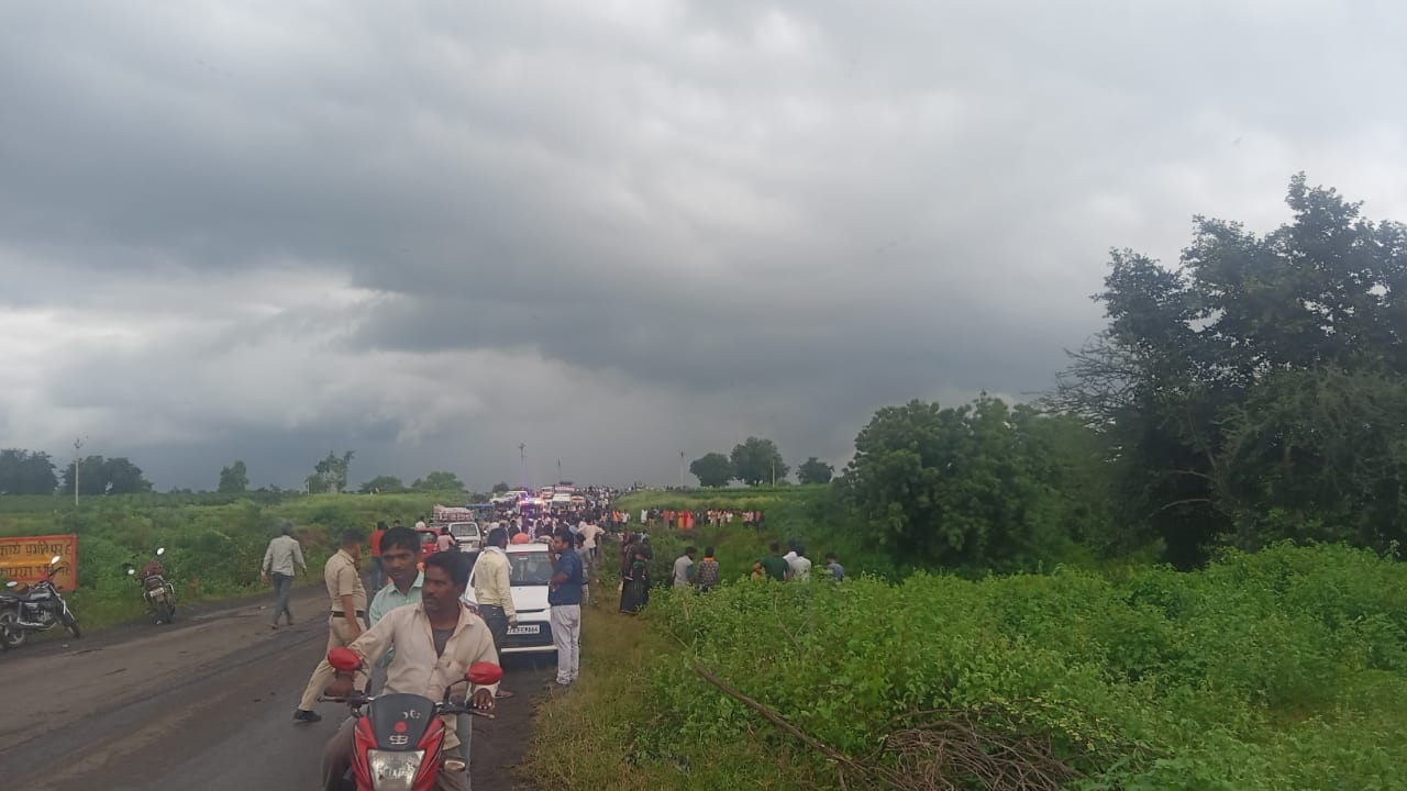 हादसे की वजह बारिश से रोड पर फिसलन बताई जा रही है।