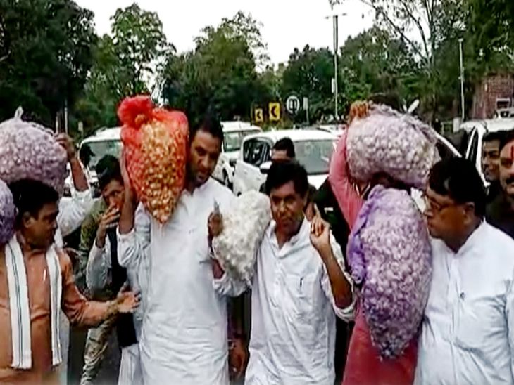 कार्यकारी प्रदेश अध्यक्ष जीतू पटवारी, पूर्व कृषि मंत्री सचिन यादव, पूर्व मंत्री लाखन यादव, कुणाल चौधरी मौजूद रहे।