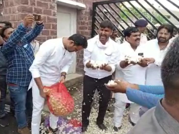 विधायक सचिन यादव ने विधानसभा के गेट के बाहर लहसुन बिखेरी।