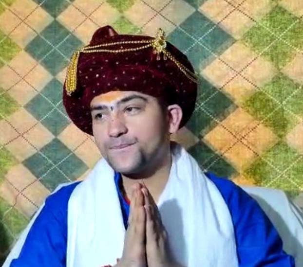 पंडित धीरेंद्र कृष्ण शास्त्री ने कहा कि हम काशी आकर धन्य हो गए। यहां प्राचीनता है और दिव्यता है। यहां अक्खड़ भी हैं और फक्कड़ भी हैं।