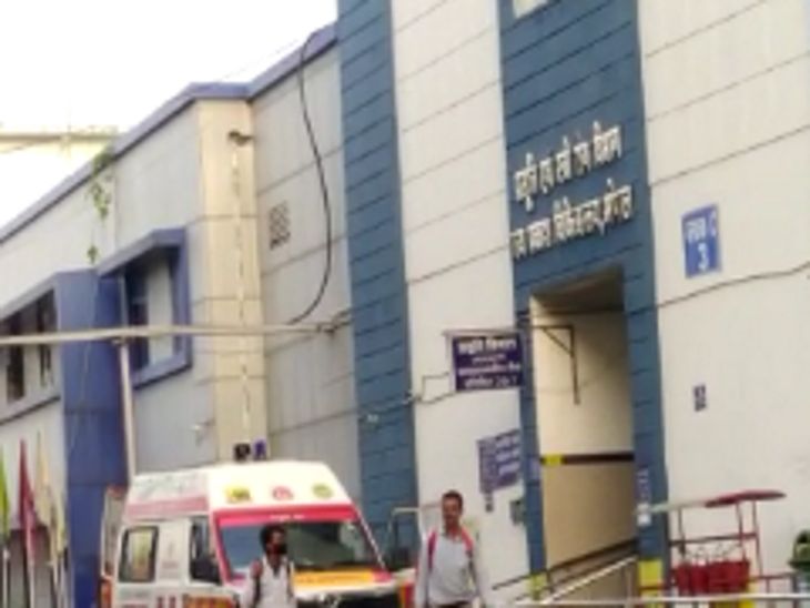 जेपी अस्पताल में लापरवाही के कई मामले सामने आ चुके हैं। 2 अप्रैल को अस्पताल के टायलेट में एक युवती का शव मिला था।