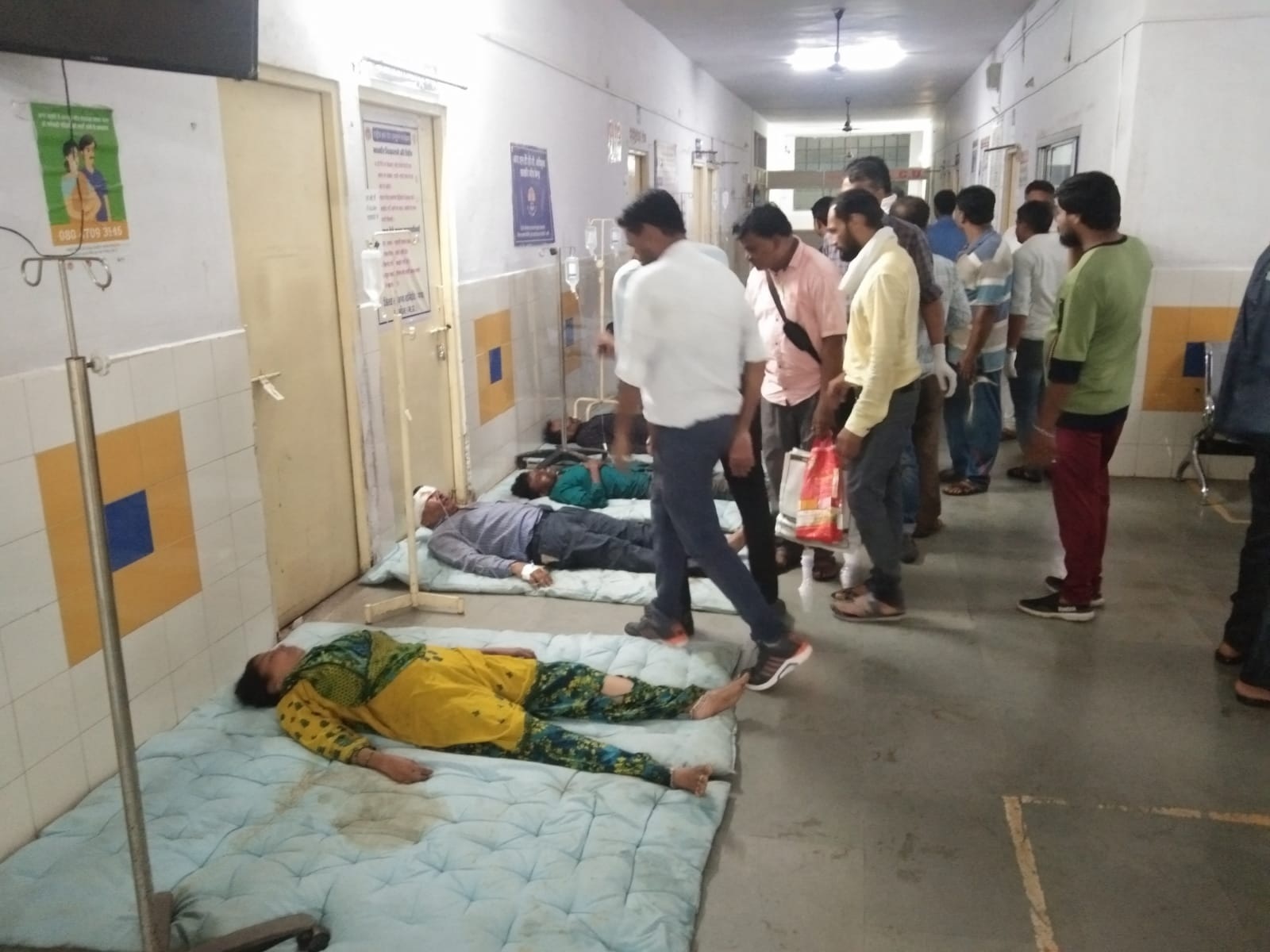 घायलों को सनावद (खंडवा) के सिविल हॉस्पिटल में भर्ती कराया गया है।