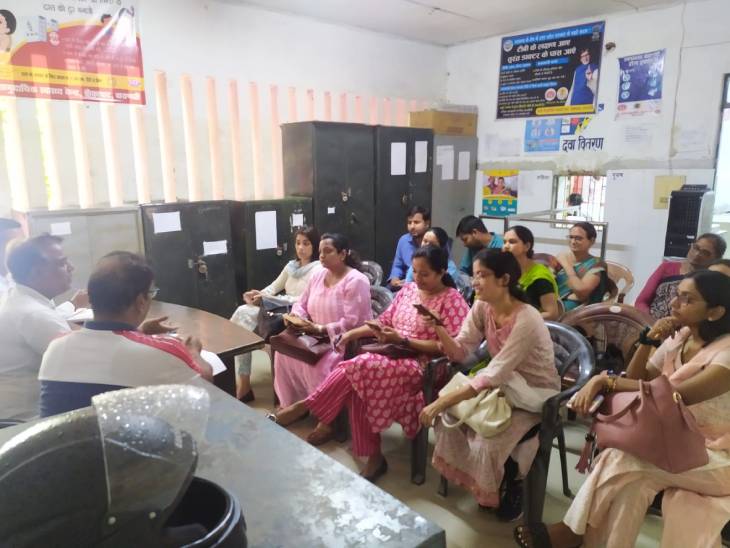 वाराणसी के चौकाघाट CHC पर डॉक्टरों और मेडिकल स्टाफ की मासिक समीक्षा बैठक हुई। - Dainik Bhaskar
