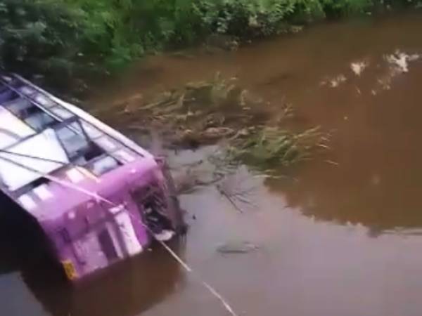 बस पुलिया से नदी में जा गिरी। यात्रियों को बस की खिड़कियों और गेट से निकाला गया।