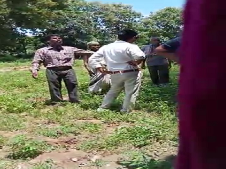 पहले विवाद, फिर दे-दनादन।