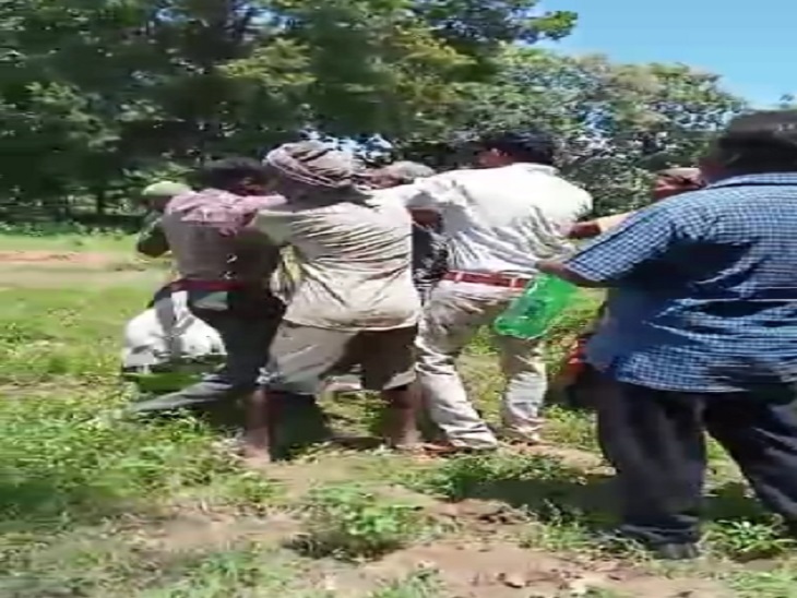 दोनों गुटों में जमकर विवाद ।