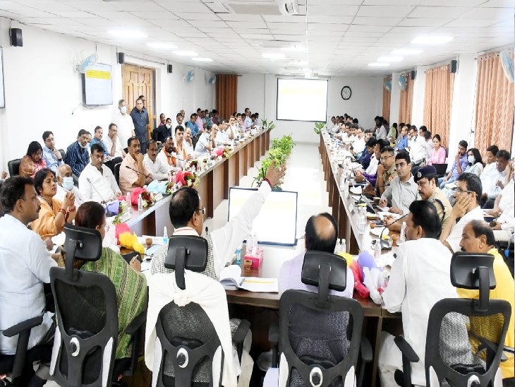 बैठक में कमिश्नर विजय विस्वास पंत, डीएम संजय खत्री, एडीजी प्रेम प्रकाश, आईजी डॉ. आरके सिंह समेत कई प्रशासनिक अफसर मौजूद रहे।
