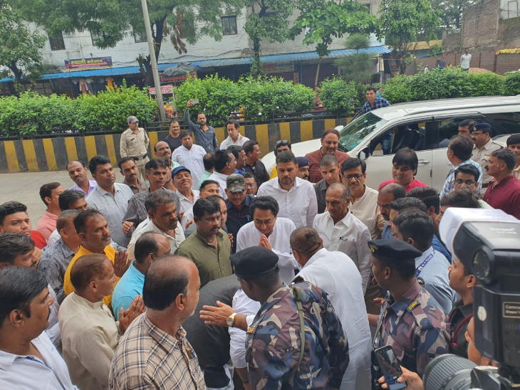 पूर्व सीएम की अगवानी करने कांग्रेस के नेता-कार्यकर्ता भी पहुंचे