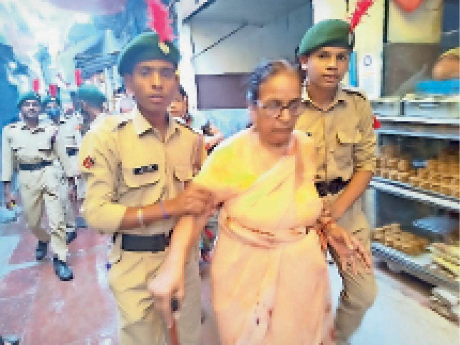 बुजुर्ग पिंडदानी को गंतव्य तक पहुंचाते कैडेट्स। - Dainik Bhaskar