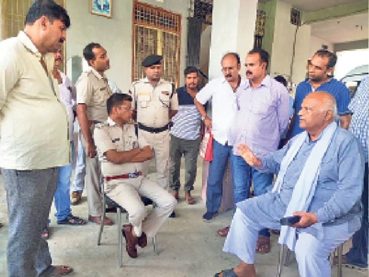 शिक्षिका की मौत के बाद मौके पर पहुंचे नगर डीएसपी व अन्य। - Dainik Bhaskar