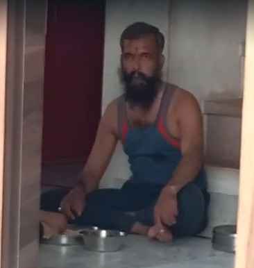 पत्नी और बेटी को बेरहमी से पीटने के बाद आरोपी शिक्षक कैलाश आराम से घर के अंदर बैठकर खाना खाता रहा।