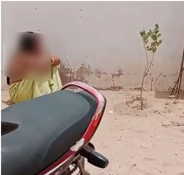 पिटाई के बाद आरोपी शिक्षक ने अपनी पत्नी को घर के बाहर खुले में धूप में बिठा दिया। इस दौरान महिला रोती-बिलखती रही।