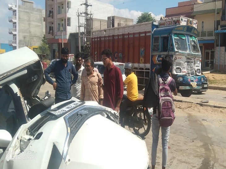 हादसे में कार पूरी तरीके से चकनाचूर हो गई। वहीं ट्रक के आगे का हिस्सा टूट गया।