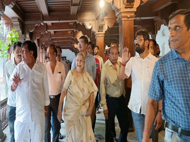 गोपाल मंदिर का दौरा करती पूर्व सांसद सुमित्रा महाजन।