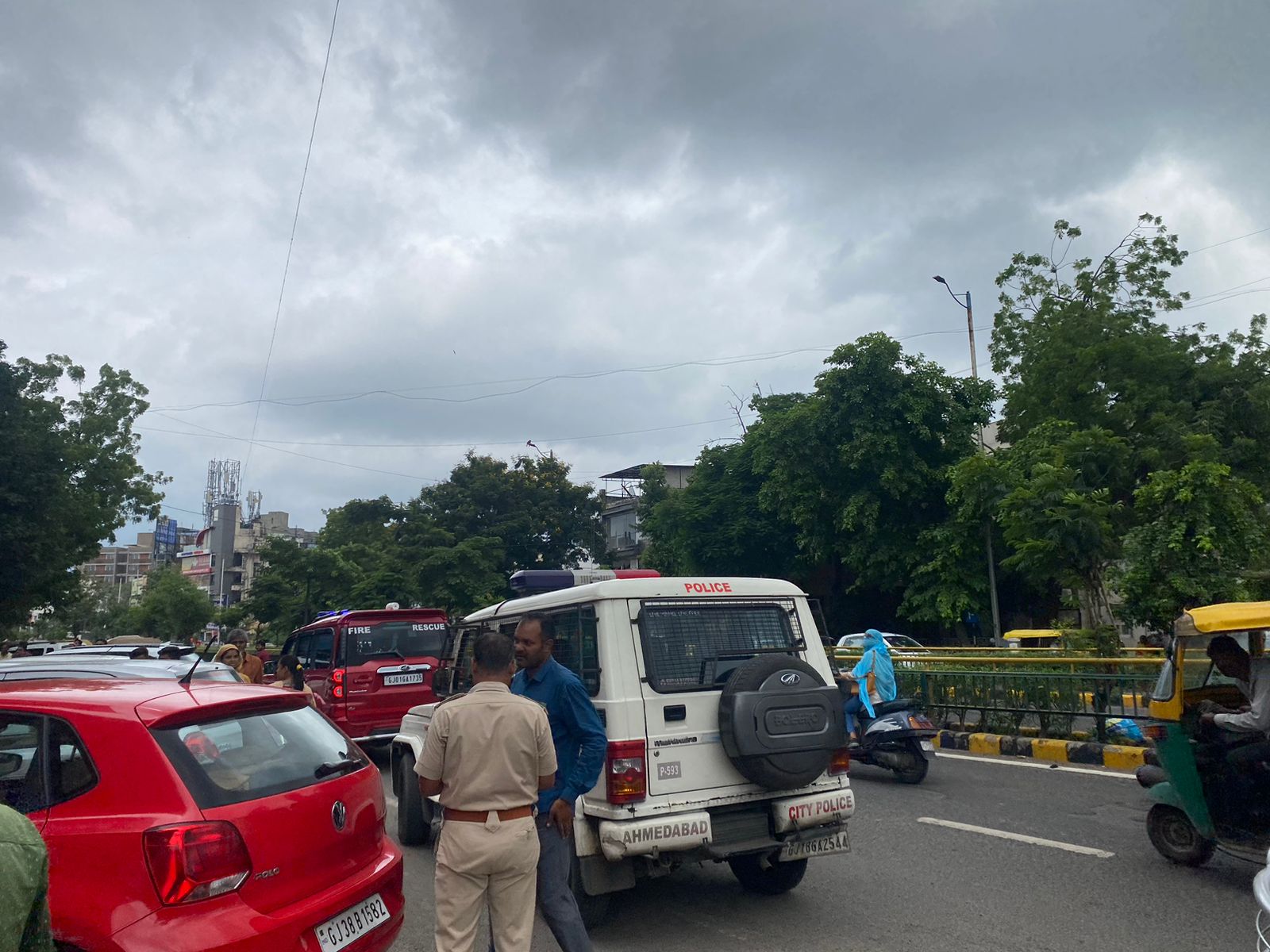 हादसे के बाद पुलिस और फायर ब्रिगेड मौके पर पहुंची। फिलहाल पूरी इमारत को सील कर दिया गया है।