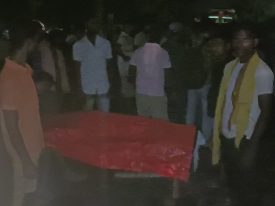 घटना के बाद लोगों ने मंगलवार देर रात लोगों ने NH-28 पर लाश रखकर हंगामा किया और हाईवे को करीब 3 घंटे तक जाम रखा। वे मुआवजा देने की मांग कर रहे थे।